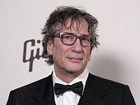 Няня подала в суд на Нила Геймана и его жену за изнасилование и торговлю людьми