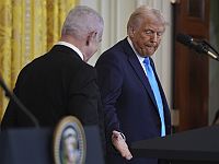 Нетаниягу подарил Трампу два пейджера – позолоченный и обычный