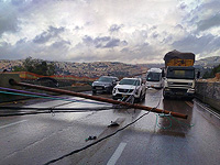 На проезжую часть в Иерусалиме рухнул столб, чудом обошлось без жертв