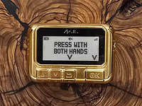 Офис Нетаниягу представил фото позолоченного пейджера, подаренного Трампу