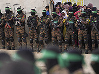 Заложников вывели из машины. Они передвигаются самостоятельно