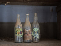 В годовщину смерти раввина Ицхака Абухациры его последователи покупают бутылки с араком