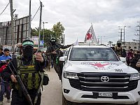 Машины Красного Креста направляются к площадке 