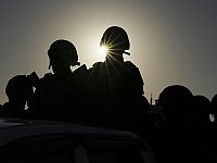 Террористы позируют в Хан-Юнисе в форме и с оружием убитых 7 октября израильских солдат