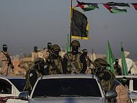 Трое заложников вышли из автомобиля террористов, их ведут на сцену