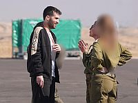 Яир Горн, Саги Декель-Хен и Саша Труфанов в ходе передачи силам ЦАХАЛа.