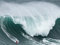 Покорение гигантских волн в Португалии. Фоторепортаж