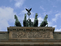 В память об Ариэле, Кфире и Шири Бибас в Берлине будет включена оранжевая подсветка