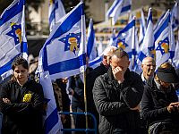 Машины Красного Креста направляются к точке встречи