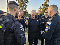 Полиция перекрыла террористу пути отхода патрульной машиной, и тот напал на полицейских