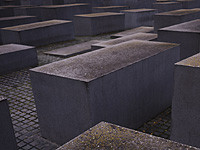 Мужчина подвергся нападению на территории мемориала памяти жертв Холокоста в центре Берлина