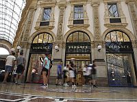 Prada ведет переговоры о покупке Versace, сумма сделки может составить почти 1,5 млрд евро