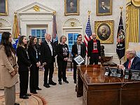 Трамп встретился с освобожденными заложниками и предупредил ХАМАС: 