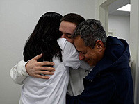 Пресс-служба ЦАХАЛа опубликовала фото встречи троих заложников с их семьями