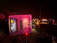 В Негеве перевернулся автобус: один погибший, множество пострадавших