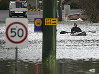 В Австралии в затопленных каналах появились акулы
