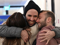 Опубликованы фото встречи еще двух заложников с их семьями