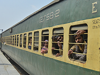 В Пакистане вооруженные боевики захватили поезд с 450 пассажирами в заложники, есть жертвы