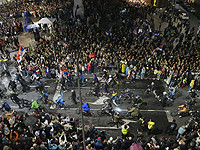 В Белграде автомобиль въехал в толпу протестующих