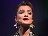 Аня Букштейн опубликовала видео, в котором ребёнком в Москве поёт пуримскую песню