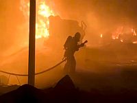 Сотни пожарных не могут справиться с огнем на атакованной нефтебазе в Краснодарском крае