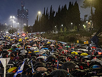 Акция протеста в Иерусалиме продолжается, несмотря на дождь и ракетный обстрел
