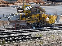 Во время строительства железнодорожных путей обломки бетона упали на шоссе 431