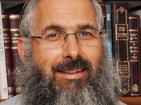 Раввин Азриэль Ариэль: нет обязанности давать цдаку тому, кто отказывается трудиться