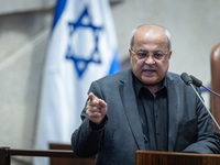 Ахмад Тиби подвергся критике из-за использования посуды Кнессета для некошерной трапезы