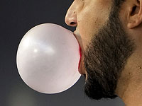 Жевательная резинка может выделять микропластик в слюну