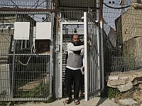 Хамдан Баллаль покидает полицейский участок в Кирьят-Арбе. 25 марта 2025 года