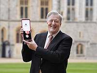 Стивен Фрай посвящен в рыцари в Виндзорском замке