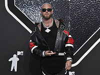 Том Хэнкс снялся в клипе на песню своего сына по мотивам фильма 