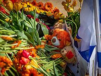 Ярден Бибас подарил пожертвованные Кфиру и Ариэлю игрушки больнице, где родились его сыновья