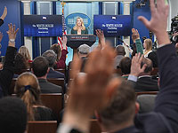 Axios: Белый дом будет сам определять место журналистов в комнате для брифингов