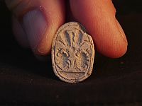 Три с половиной года и 3800 лет: маленькая девочка нашла древнего скарабея