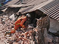 Мужчина был спасен из-под руин отеля в столице Мьянмы через пять дней после землетрясения