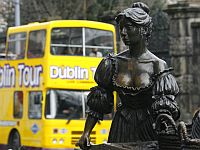 В Дублине приставят охрану к статуе Молли Малоун: ее все время трогают за грудь
