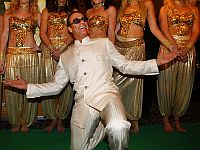 Ван Дамма обвиняют в том, что он принял