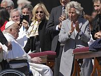 Папа Франциск впервые после выписки из больницы появился на публике