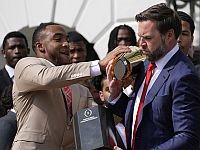 Вэнс сломал кубок Национального чемпионата по студенческому американскому футболу