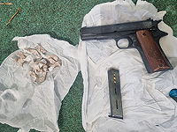 Около детской площадки в Яффо нашли взрывное устройство, пистолет и наркотики