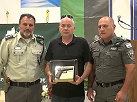 Личное оружие погибшего 7.10 полицейского Романа Генделя передано его семье