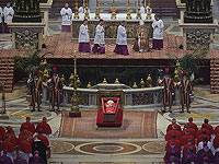 Гроб с телом Папы Франциска перенесен в Собор Святого Петра