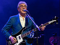 Британский телеканал затушевал жёлтую ленту заложников в интервью знаменитого музыканта