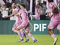 Месси забил два гола. 