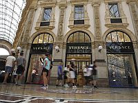 Слияние в мире моды:  Prada покупает Versace
