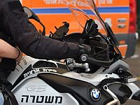 Старшина полиции стал героем после публикации фото со спасением мужчины и девочки. Кто автор снимка?