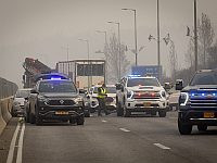 Машины, оставленные бежавшими от огня людьми на дороге, были обокрадены