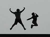 Секрет счастья кроется в вас или в обществе – или в обоих сразу, показывает исследование